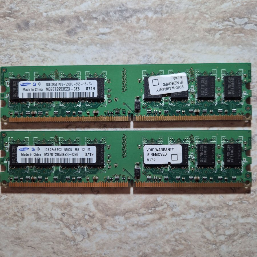 2x 2GB DDR2 PC2-5300U Samsung