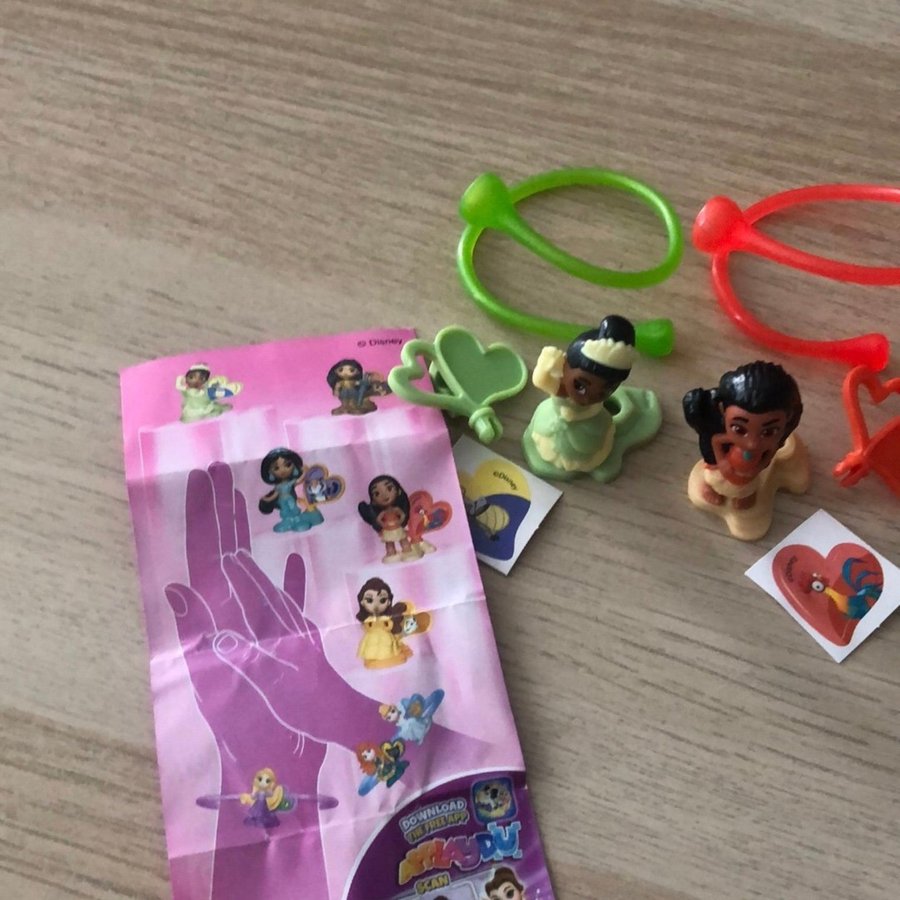 2 st. Armband med Disney Prinsessor Tiana  Vaiana Figuriner