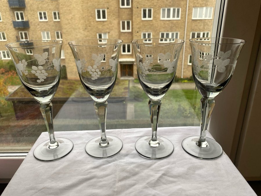 4 Vitvinsglas med etsade vinrankor - Johansfors glasbruk