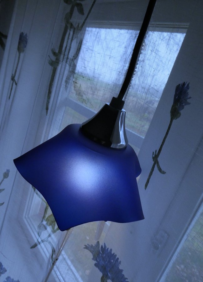 Liten koboltblå fönsterlampa