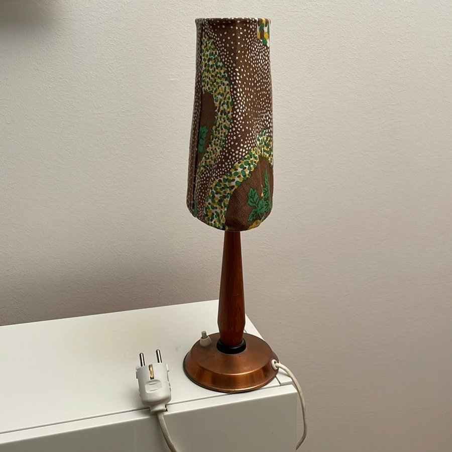 Vintage Teak  Koppar Bordslampa 50/60-tal. Lampskärm Tyg ”Catleya” Josef Frank