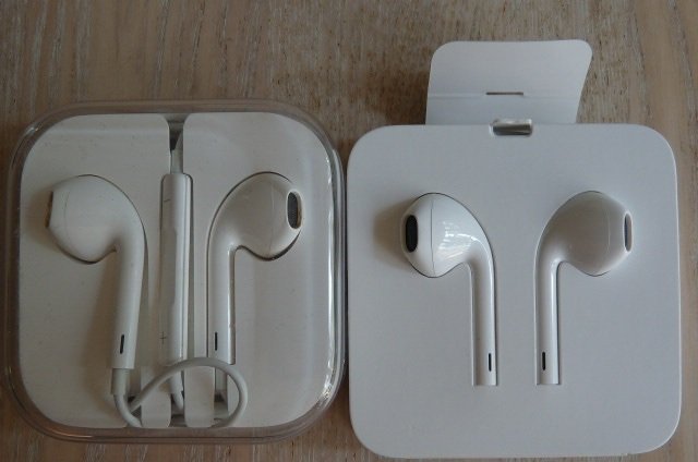 Apple In ear -hörlurar ( passar till äldre Iphones)- 2 st nya