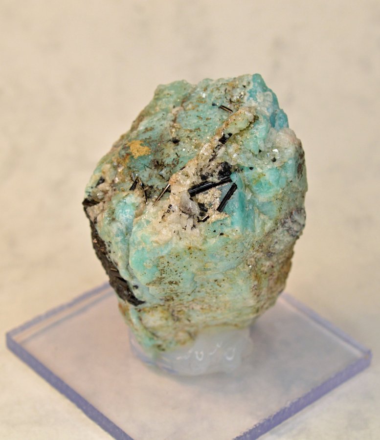 Amazonit med svart turmalin (Mikroklin var. Amazonite with black tourmaline)