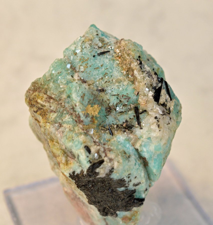 Amazonit med svart turmalin (Mikroklin var. Amazonite with black tourmaline)