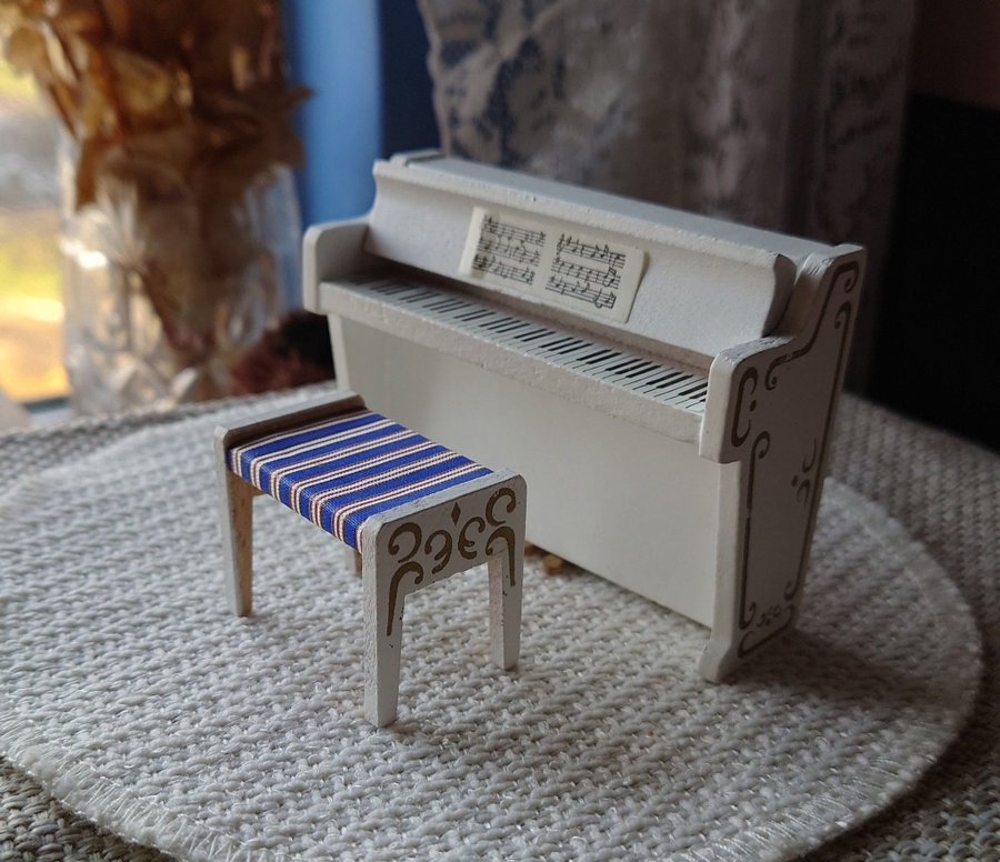 Piano Lundby pall dockskåp dockhus