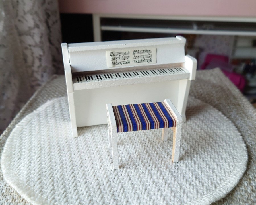 Piano Lundby pall dockskåp dockhus