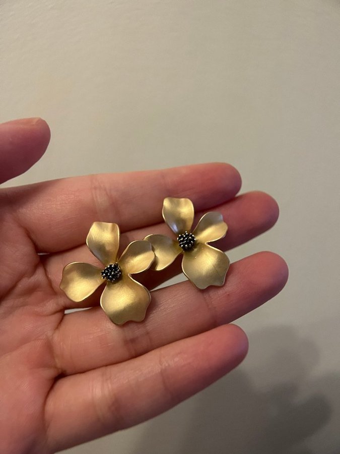 Örhängen med guld blommor