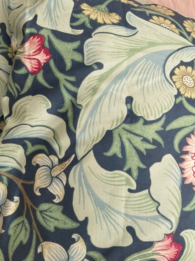 Dubbelsidiga kuddfodral i William Morris print i sammet