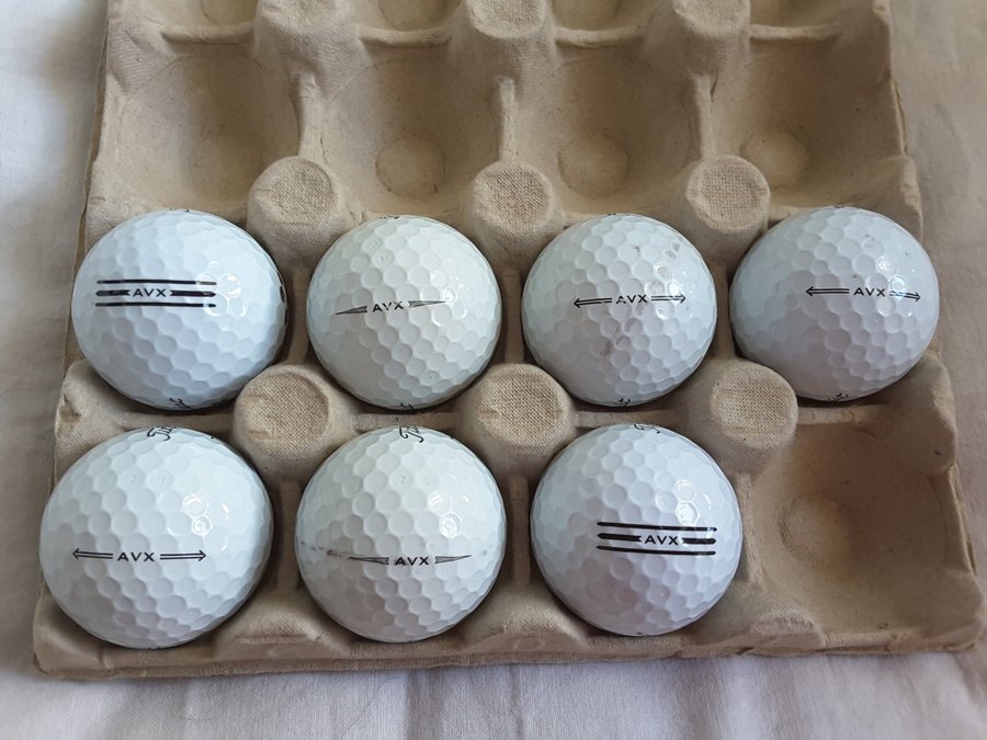 GOLFBOLLAR TITLEIST AVX 7 ST SKAVDA OCH 7 ST MYCKET BRA