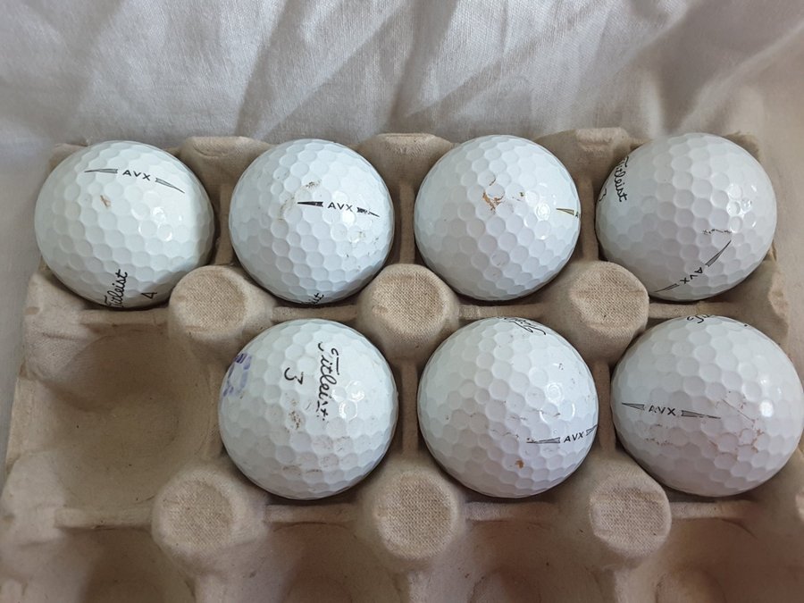 GOLFBOLLAR TITLEIST AVX 7 ST SKAVDA OCH 7 ST MYCKET BRA