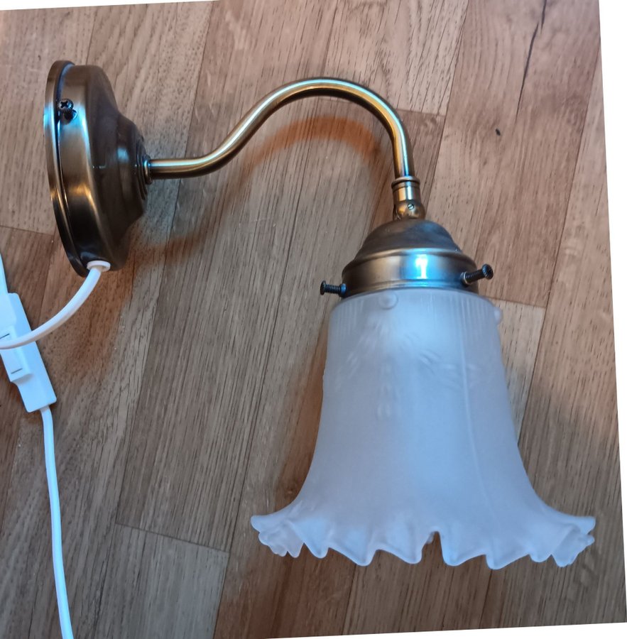 Vägglampa. Mässing med vit glas skärm