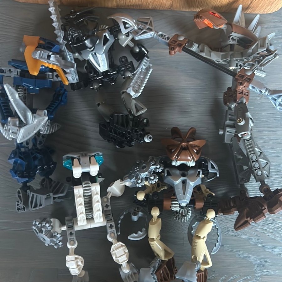 Lego Bionicle - Set med figurer och delar