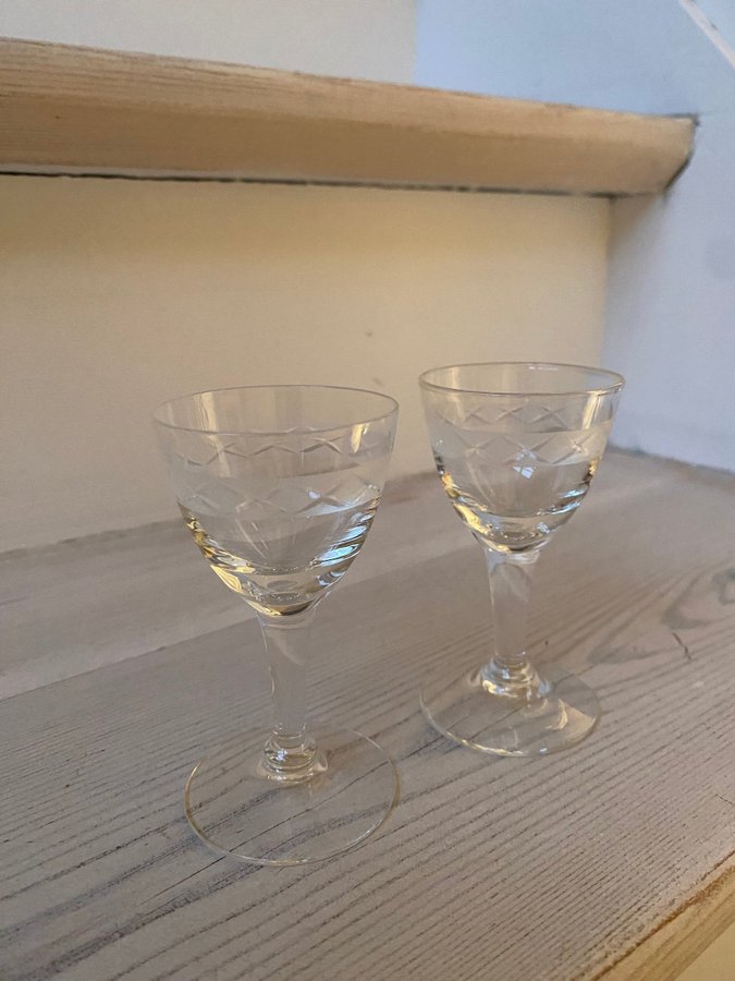 TVÅ SOLIDEN KLASSISKA LIKÖRGLAS/SNAPSGLAS ORREFORS 1900-tal KRISTALL GLAS