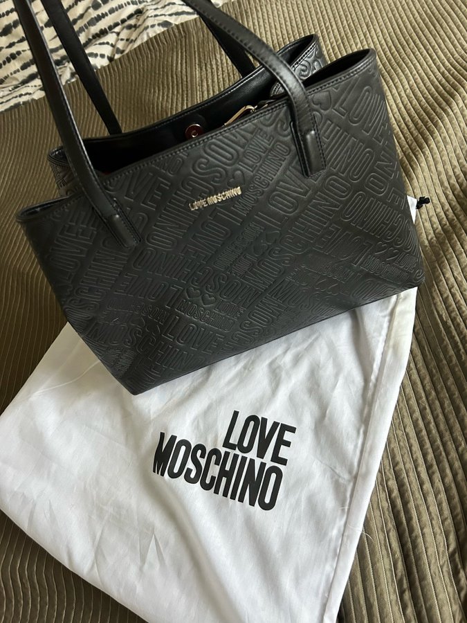 Love Moschino axelremsväska