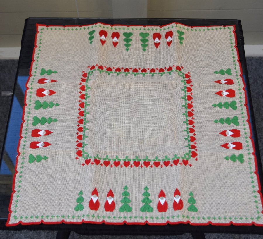 Trevlig handbroderad Julduk med langett runtom, 46 x 47 cm