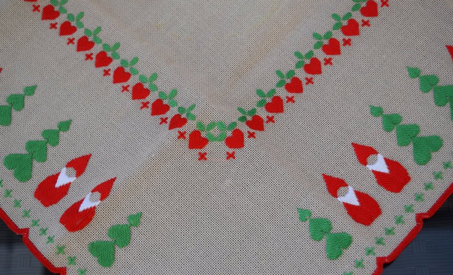 Trevlig handbroderad Julduk med langett runtom, 46 x 47 cm