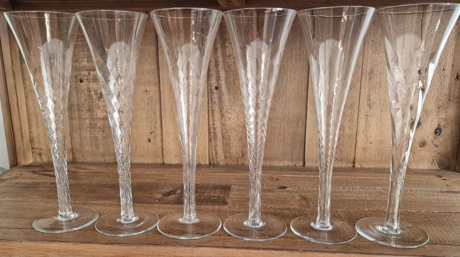 CHAMPAGNESTRUTAR optikblåst glas, 1900-talets första hälft.