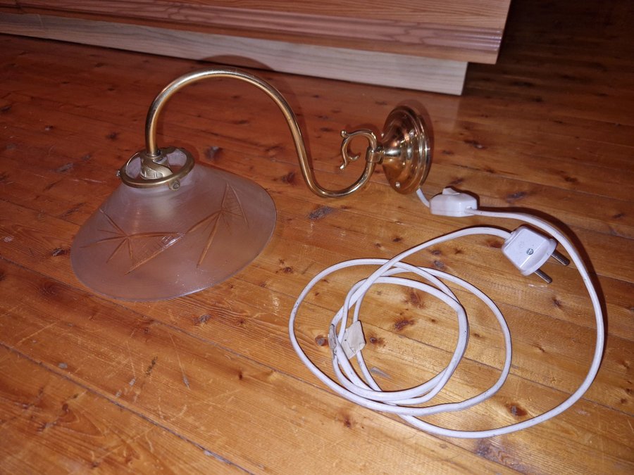 Vägglampa i mässing med glaskupa vintage