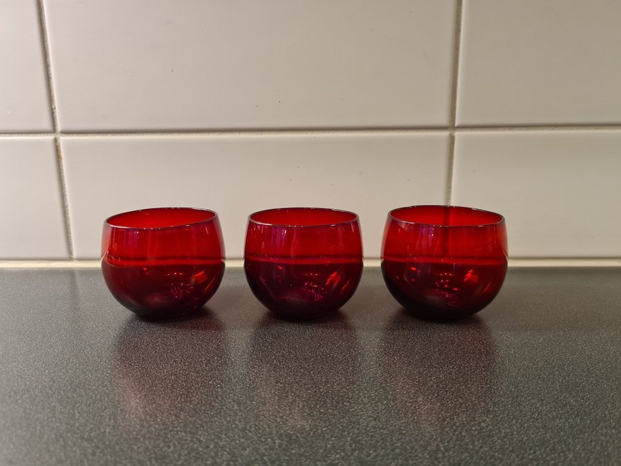 Reijmyre 3 x små röda rundade glas för cognac whisky selter retro