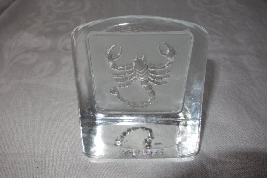 Skorpionen Zodiak prydnad i glas design Paul Isling Nybro glasbruk Sweden