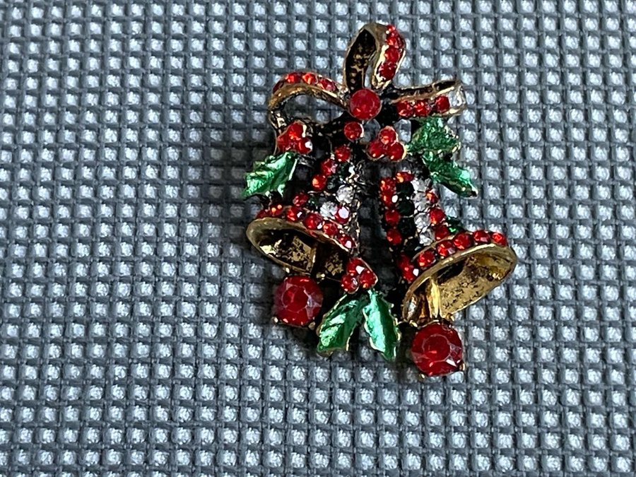 Så söt jul brosch! Klockor Christmas pin jul oanvänd