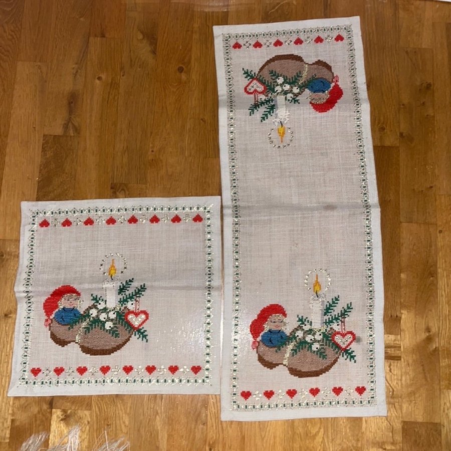 2 HANDBRODERAD God JUL Tomte Löpare Duk Broderad Träsko Ljus Hjärta Guldtråd