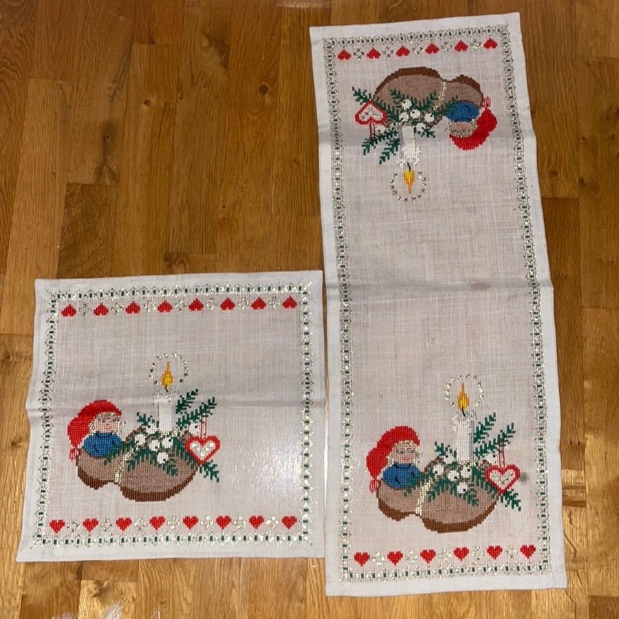 2 HANDBRODERAD God JUL Tomte Löpare Duk Broderad Träsko Ljus Hjärta Guldtråd