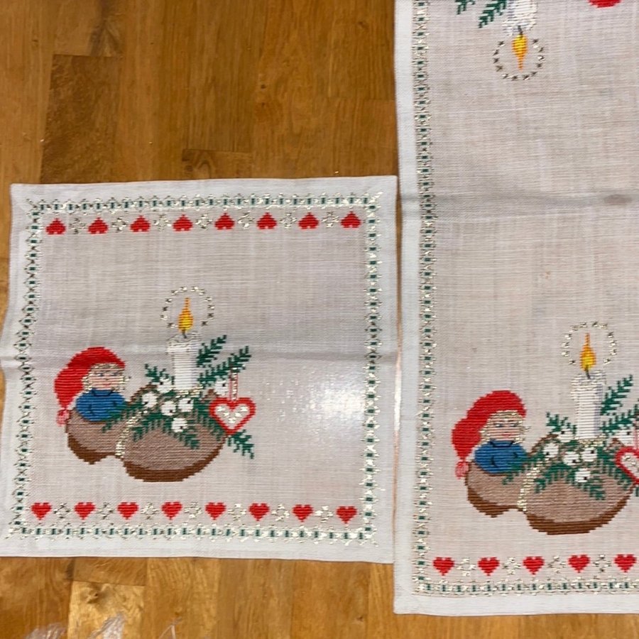 2 HANDBRODERAD God JUL Tomte Löpare Duk Broderad Träsko Ljus Hjärta Guldtråd