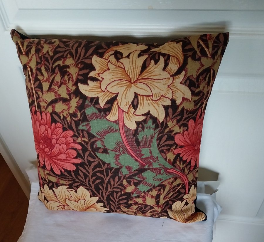 KOMPLETT KUDDE I TYG "GOLDEN LILLY " DESIGNAT AV WILLIAM MORRIS