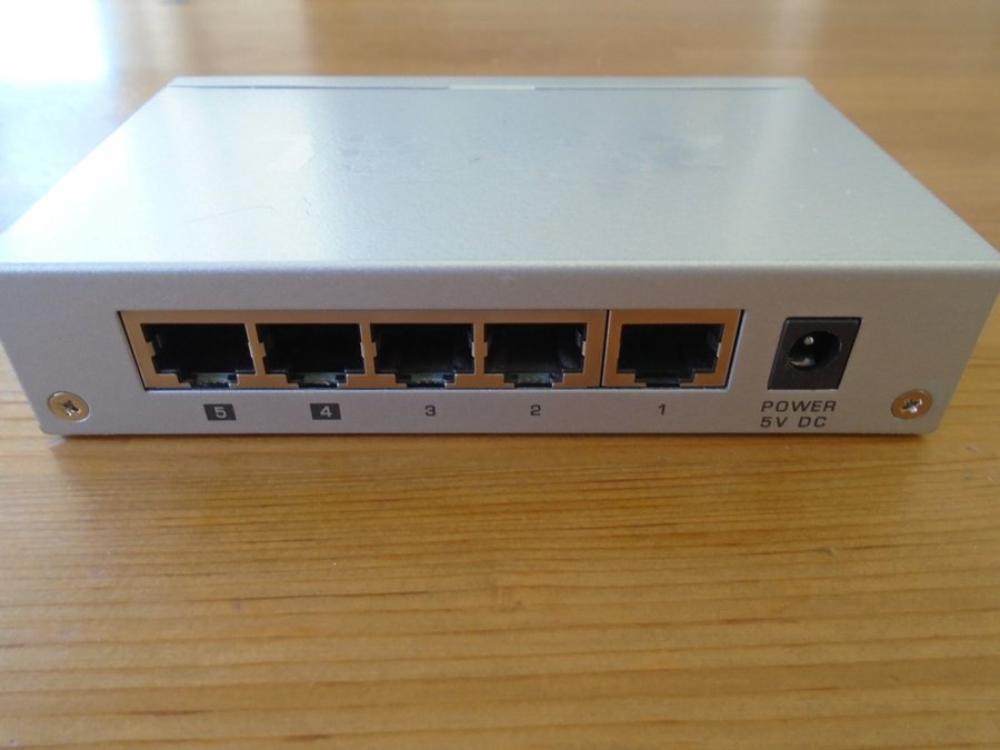 ZyXEL Desktop Ethernet Switch 10/100Mbps