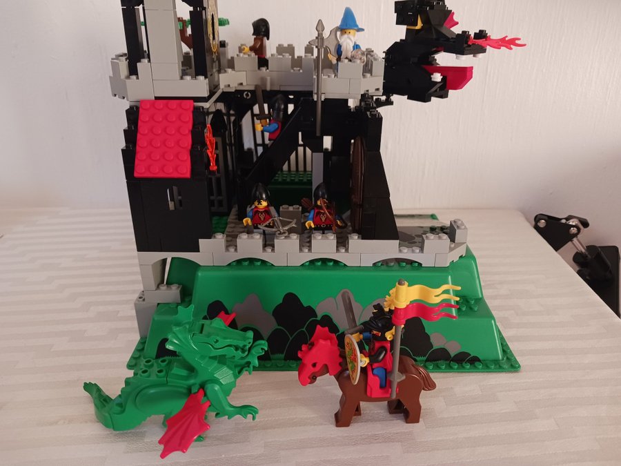 Lego - Castle - Black Knight's Castle - 6086 Fire Breathing Fortress - 6082