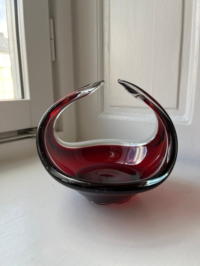 Röd glasskål i konstglas