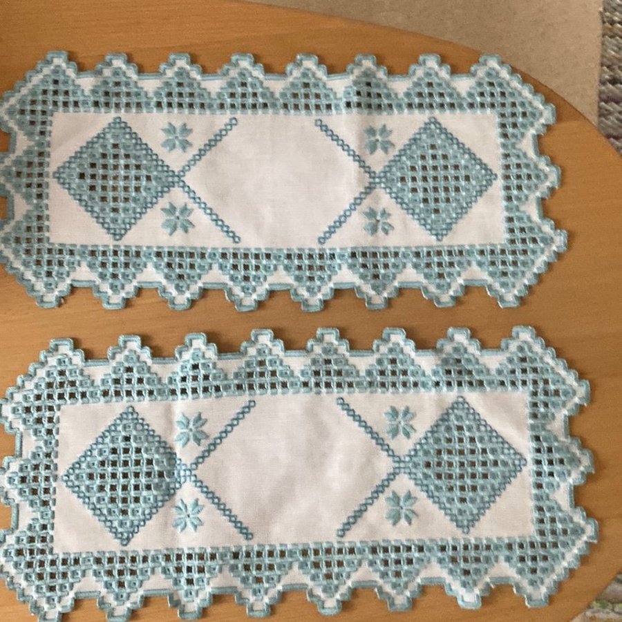 2 st Fint broderade HARDANGER dukar. Broderad på kongressväv. . 19 x 43 cm.