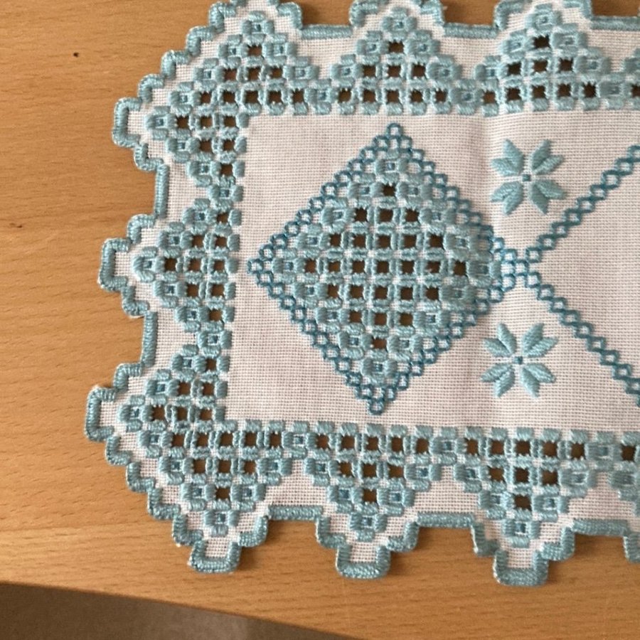 2 st Fint broderade HARDANGER dukar. Broderad på kongressväv. . 19 x 43 cm.