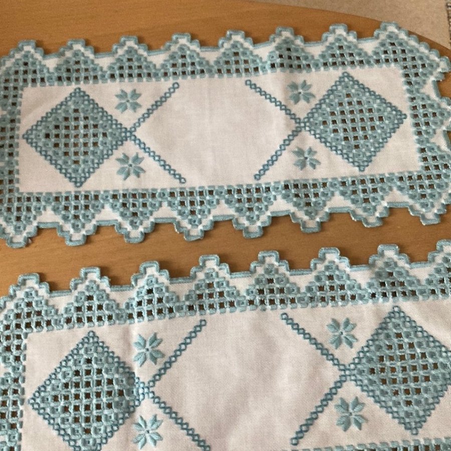 2 st Fint broderade HARDANGER dukar. Broderad på kongressväv. . 19 x 43 cm.