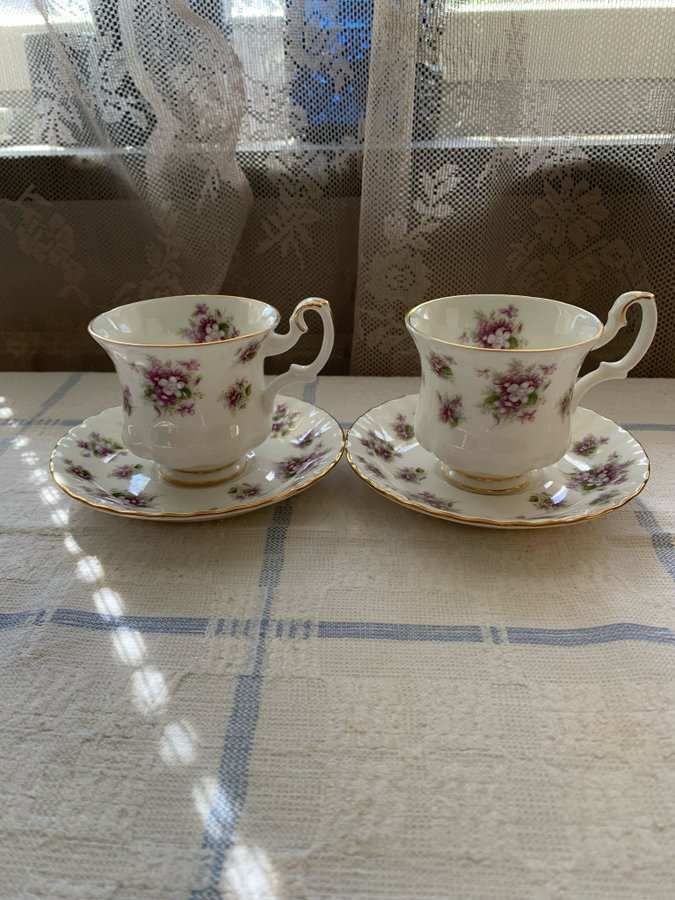 TVÅ STYCKEN KAFFEKOPPAR MED FAT ROYAL ALBERT **SWEET VIOLETS** ENGLAND