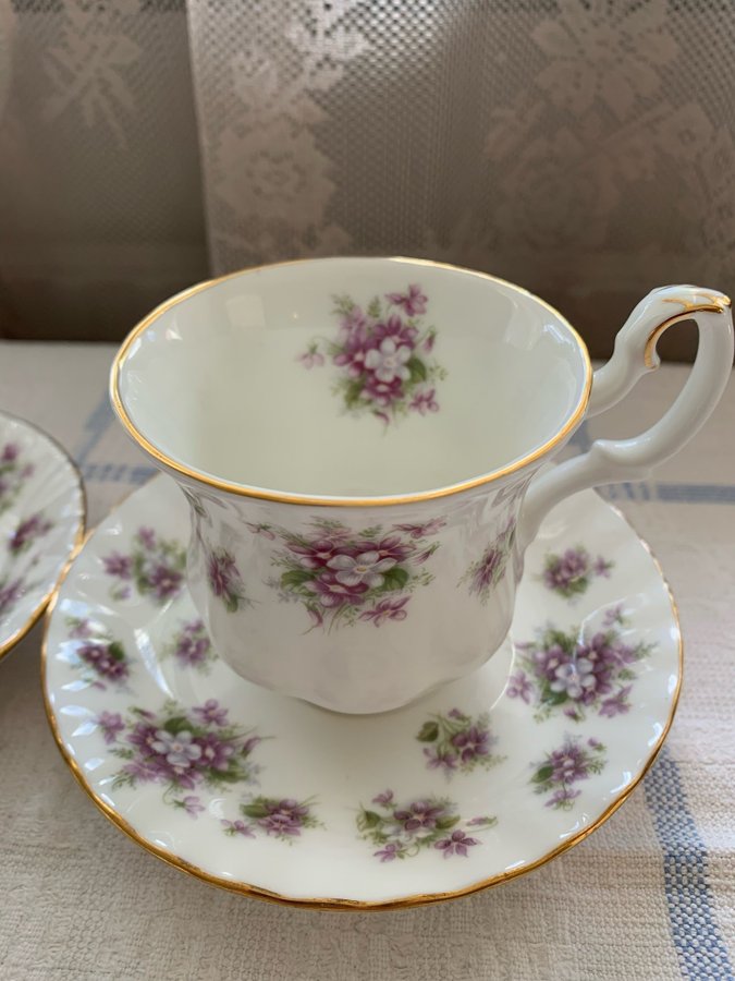 TVÅ STYCKEN KAFFEKOPPAR MED FAT ROYAL ALBERT **SWEET VIOLETS** ENGLAND