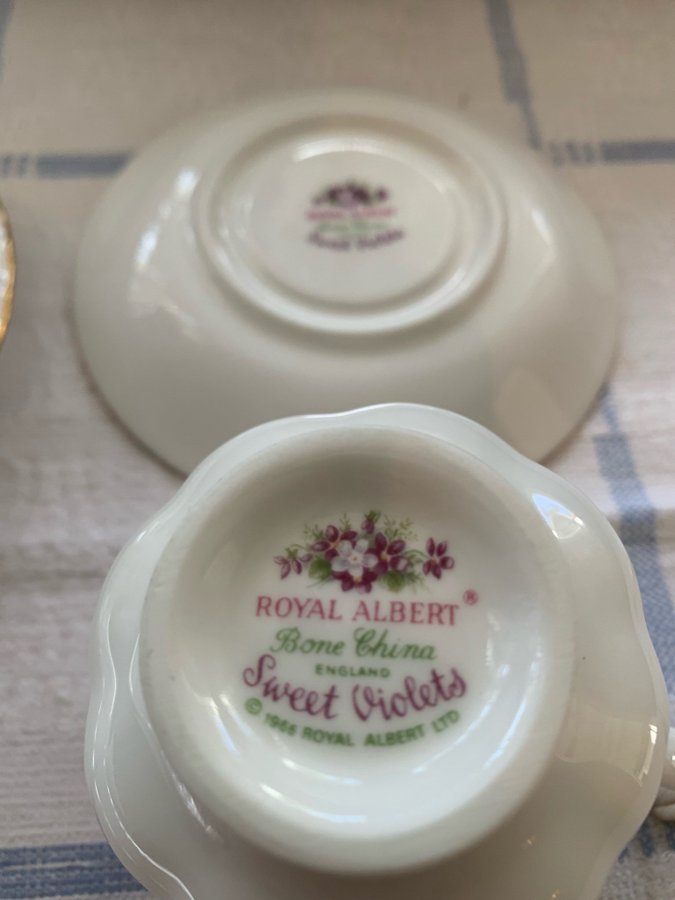 TVÅ STYCKEN KAFFEKOPPAR MED FAT ROYAL ALBERT **SWEET VIOLETS** ENGLAND