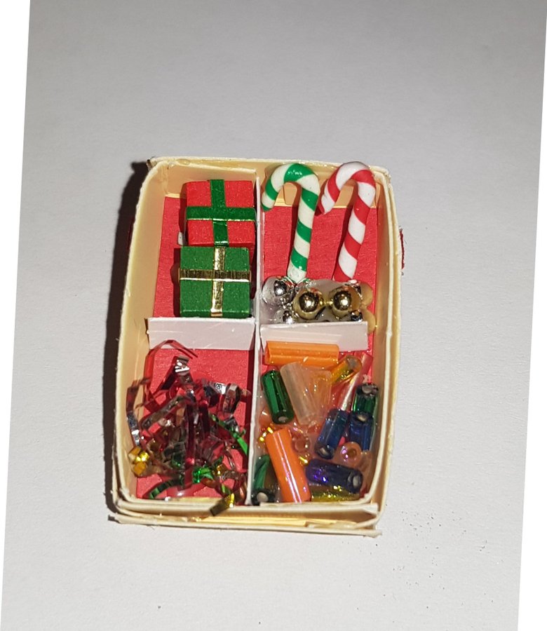 Julpynt i miniatyr JULGRAN LÅDA MED JULGRANSPYNT PAKET