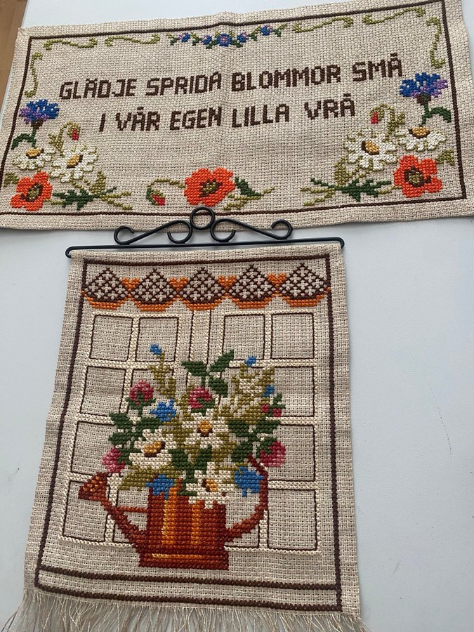 Två stycken broderade bonader