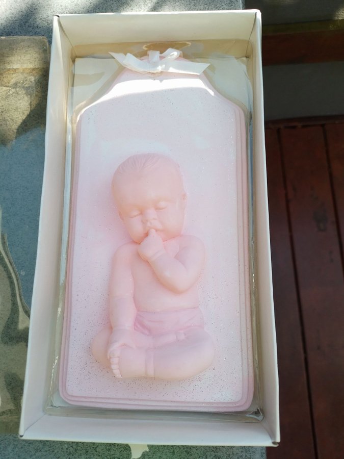 Söt babyfigur i rosa