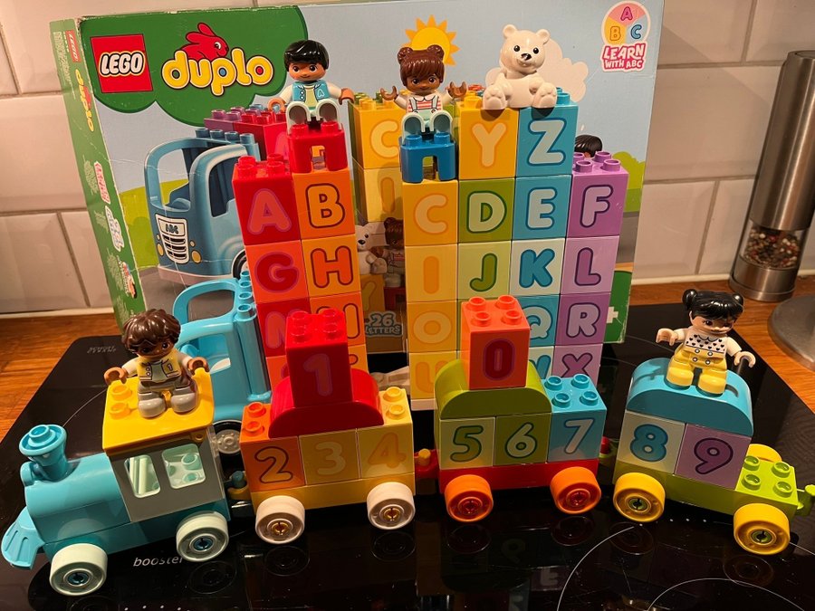 Lego Duplo 10915 lastbil med bokstäver 10954 siffertåg.