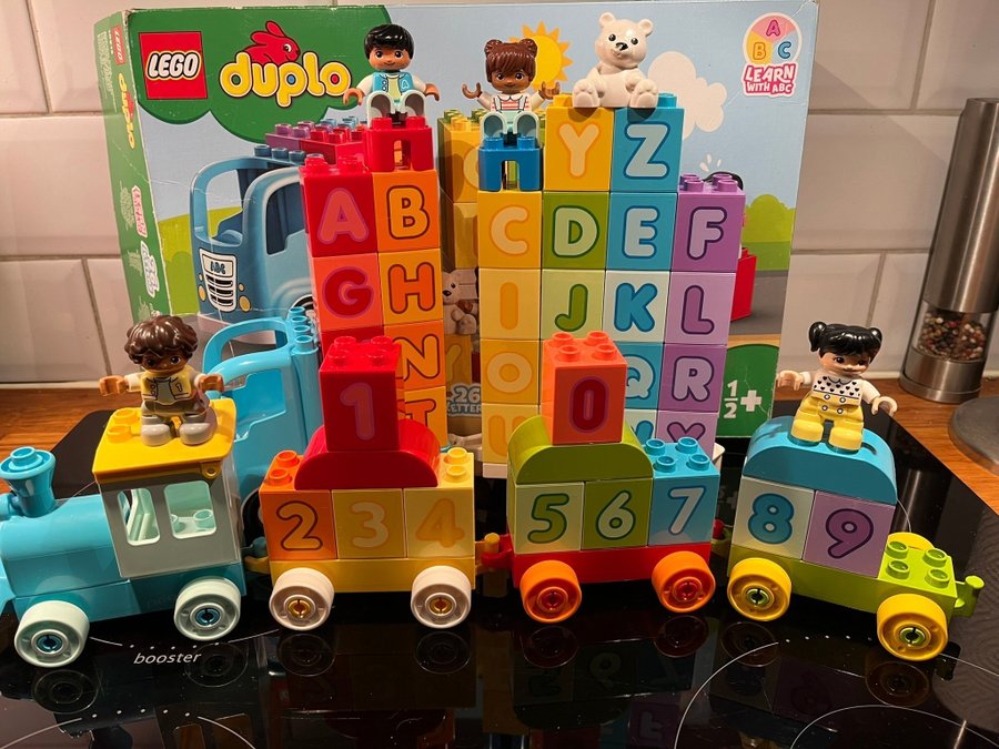 Lego Duplo 10915 lastbil med bokstäver 10954 siffertåg.