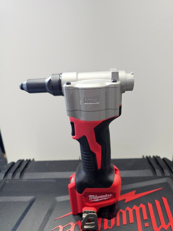 Milwaukee M12 BPRT 20Ah Popnitmaskin