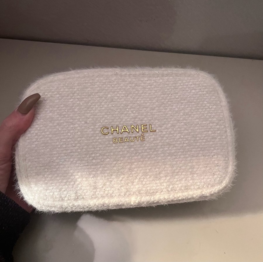 Chanel Beauté necessär vit med snöflinga