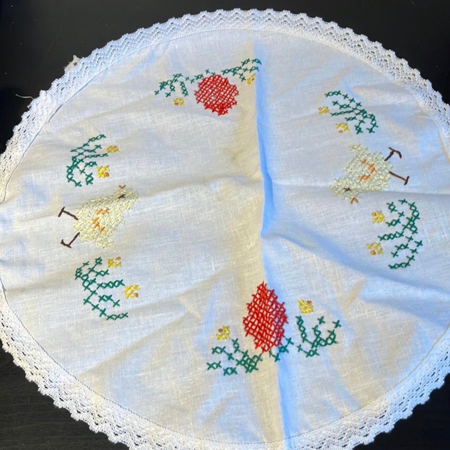 Handbroderad Rund Duk med Fåglar och Blommor