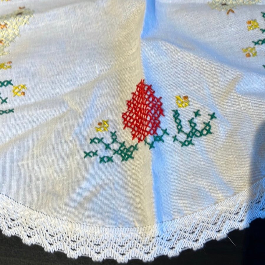 Handbroderad Rund Duk med Fåglar och Blommor