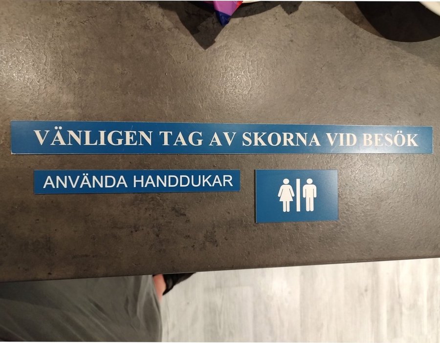 Tag av dig skorna skoförbud wc skylt toalett damernas