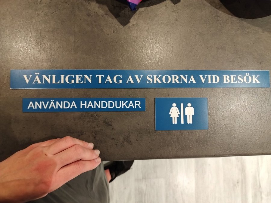 Tag av dig skorna skoförbud wc skylt toalett damernas