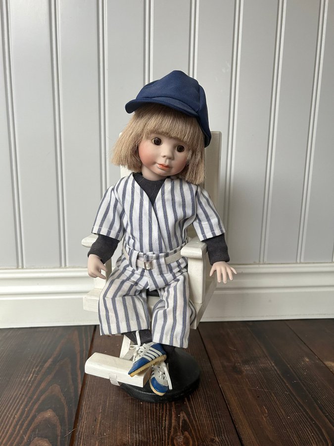 Porcelain Doll i Barberstol - Handgjord av Dagny Olsson